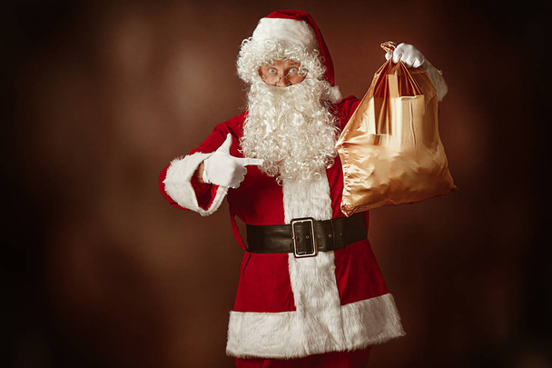 Santa Claus kılık adam portresi - Fotoğraf, Görsel