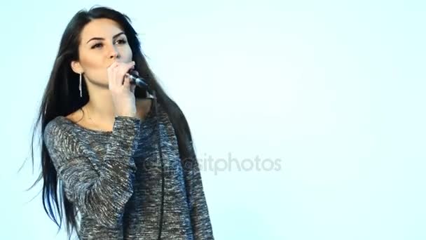 Woman singing in microphone and dancing - Πλάνα, βίντεο