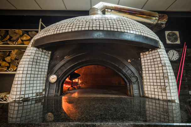 Traditional woodfired pizza oven - Foto, imagen