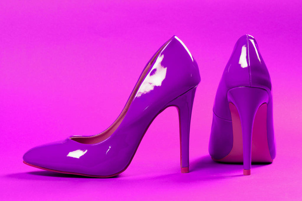 lila Schuhe mit hohen Absätzen - Foto, Bild