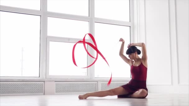 Elegantní sportovní gymnastka je kroucení byrokracie, sedící v tanečním sále - Záběry, video