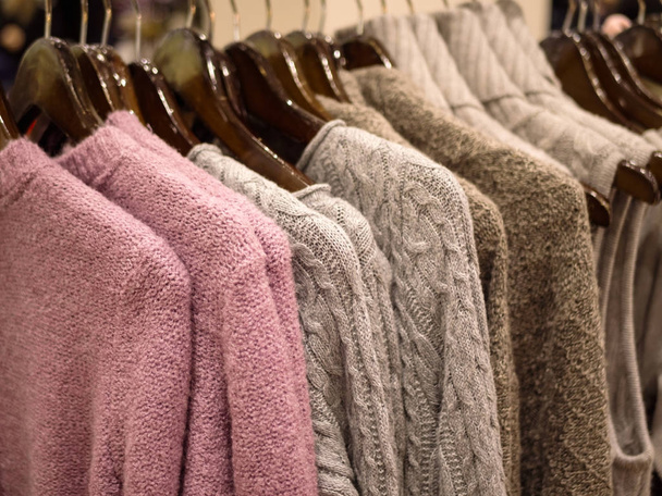 Gros plan de chemises tricotées colorées empilées dans un magasin de détail
 - Photo, image