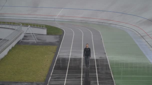 Jeune femme motivée coureuse marchant en plein air sur la piste
 - Séquence, vidéo