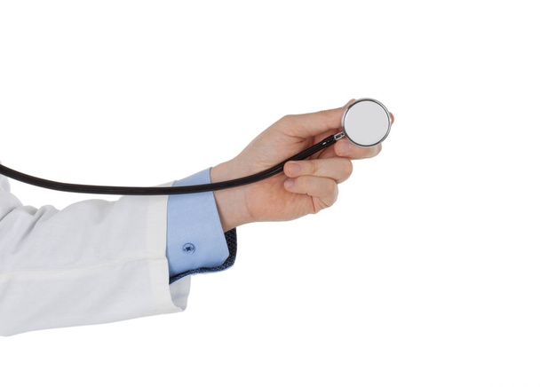 Mão de doutor segurando um estetoscópio. Isolado sobre fundo branco
. - Foto, Imagem
