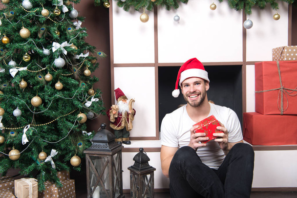 クリスマス ツリーのプレゼント ボックスでマッチョな笑顔 - 写真・画像