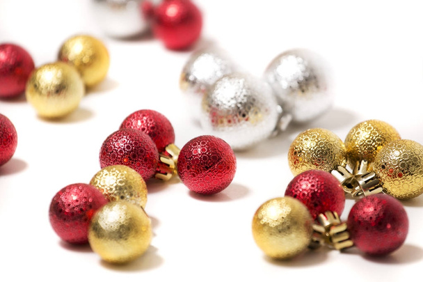 groep van kleurrijke kerstballen - Foto, afbeelding
