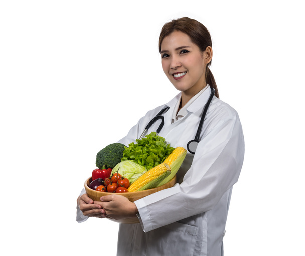 молодой доктор держит свежие овощи
 - Фото, изображение
