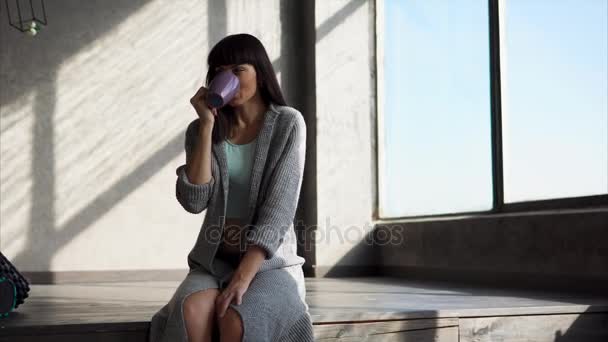 kobieta rozgrzewając się przy gorącej kawy - Materiał filmowy, wideo