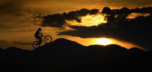 sziluett naplementekor motoros - Fotó, kép