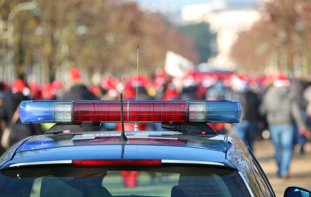 sirènes bleues et rouges sur la voiture de police dans le parc public pendant
 - Photo, image