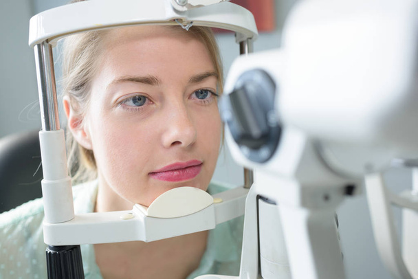 woman getting her eyes tested - Foto, Bild