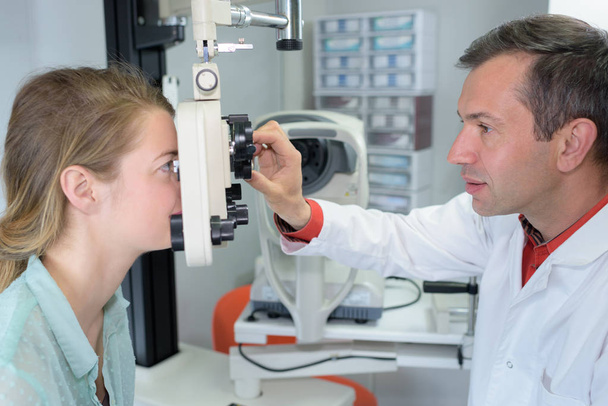 optometrist measuring the eye grades - Foto, Imagen