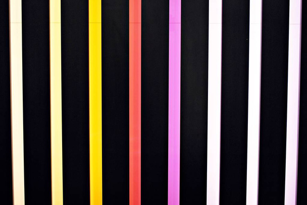 kleurrijke achtergrond met regenboog-gekleurde verticale strepen - Foto, afbeelding
