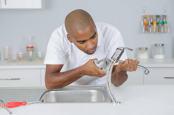 man fixing a sink connection - Foto, afbeelding