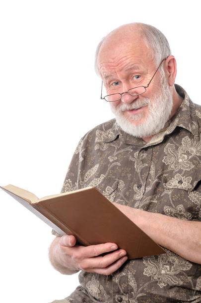 Homem sênior lendo um livro, isolado em branco
 - Foto, Imagem