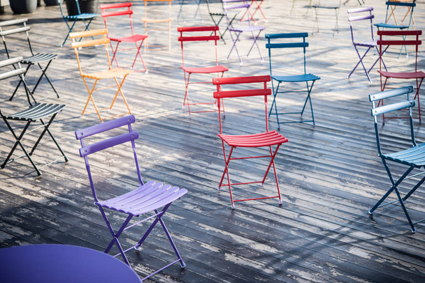 Colored folding chairs for a seminar or training on an open wooden terrace - Valokuva, kuva
