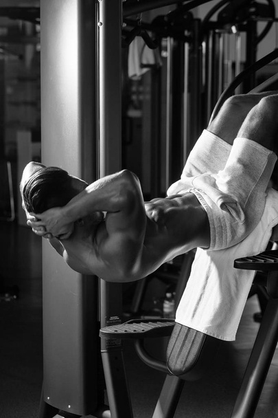 muscular man training in gym - Foto, Imagen