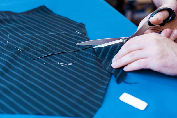 Руки працюють швейну машинку залізні нитки диктора кнопка ножиці тканина
 - Фото, зображення