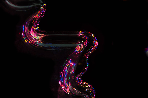 Resumo: Fluxo de Luz Colorida Refletindo na Escuridão
 - Foto, Imagem