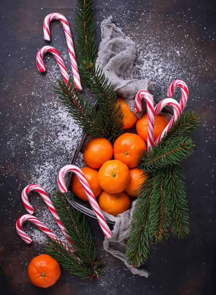 Мандарини і цукерки тростини. Різдвяний фон
 - Фото, зображення