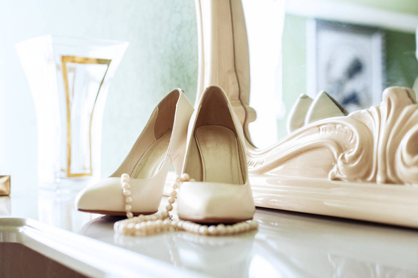 Γυναικεία παπούτσια στο τακούνι. Η έννοια του γάμου και γιορτή. - Φωτογραφία, εικόνα