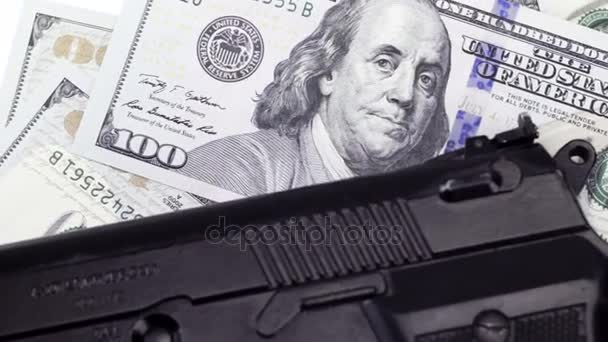 Contant geld honderd-dollarbiljetten onder het pistool, draaien van achtergrond - Video