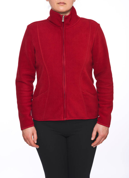 白い背景の上で区切られた赤いポリエステル ジャケット セーターを着た若い女性 - 写真・画像