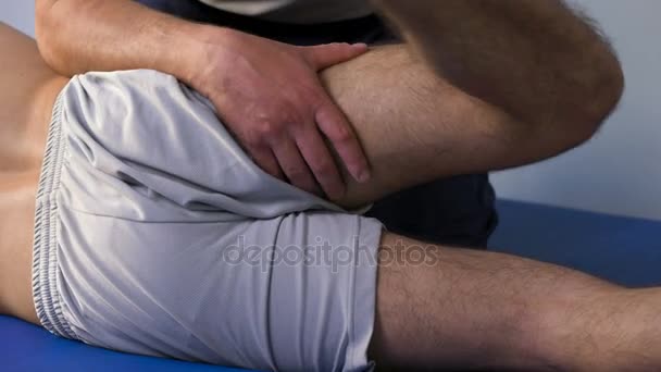 fyzioterapeut pracující na nohu a koleno pacienta - Záběry, video