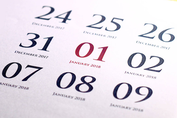 Primer plano del primer día del año 2018 en el calendario diario
. - Foto, imagen