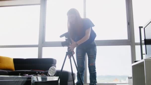 Chica de grabación Vlog Video Blog En casa con cámara digital
 - Imágenes, Vídeo