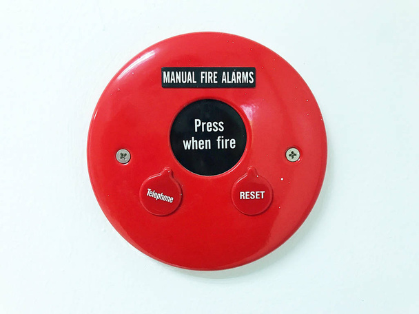 красный знак пожарной сигнализации с ручным управлением
 - Фото, изображение
