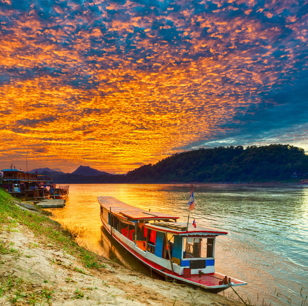 Touristic boat at sunset. Beautiful landscape. Luang Prabang. La - Φωτογραφία, εικόνα