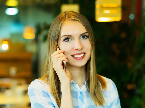 Mujer de negocios hablando en el teléfono móvil
 - Foto, imagen