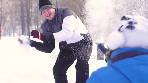 雪の中で遊ぶカップルは - 映像、動画