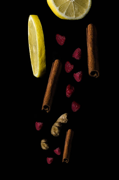 dalende citroen, gember, Ialin, kaneel - Foto, afbeelding