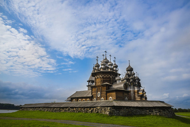 Kizhi Pogost est un site historique sur l'île de Kizhi, en Russie
 - Photo, image
