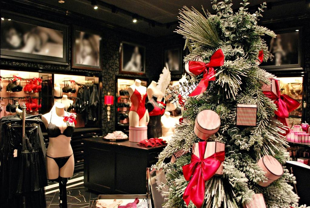 Decorazioni di sfondo di Natale in un negozio di lingerie
. - Foto, immagini