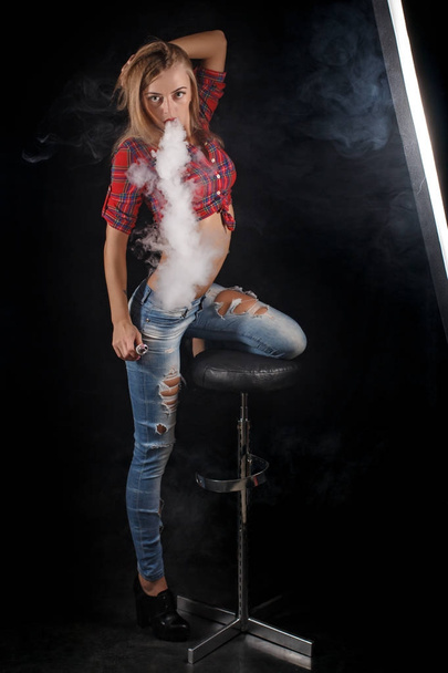 Beautiful girl vaping from e-cigarette - Foto, afbeelding