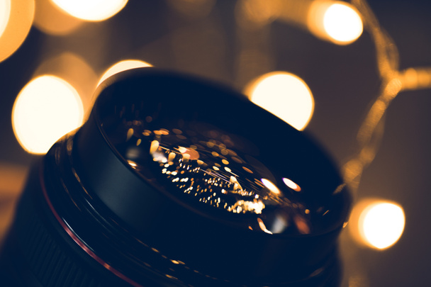 gros plan des lumières de Noël réfléchissant dans le verre de l'objectif de l'appareil photo
 - Photo, image