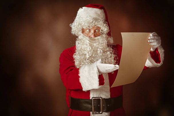 Портрет человека в костюме Санта-Клауса
 - Фото, изображение