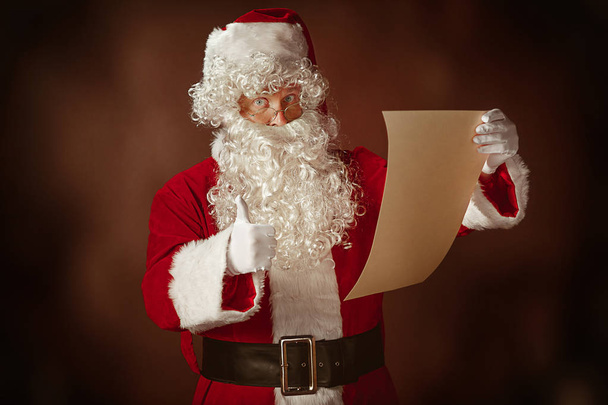 Retrato del hombre disfrazado de Papá Noel
 - Foto, Imagen