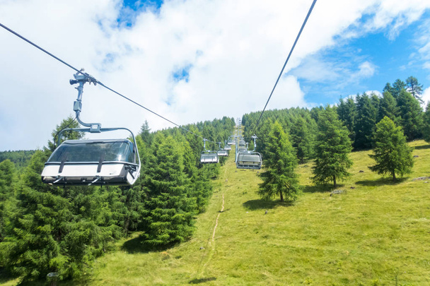 Cable car in de bergen in de zomer om te wandelen - Foto, afbeelding