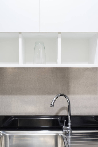 Acél csap- és mosogató alatt fehér fa szekrény - Fotó, kép