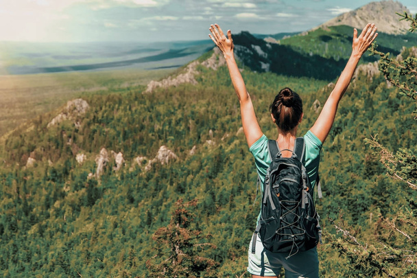 美しい風景と山にバックパック ハイキングを持つ女性旅行者 - 写真・画像