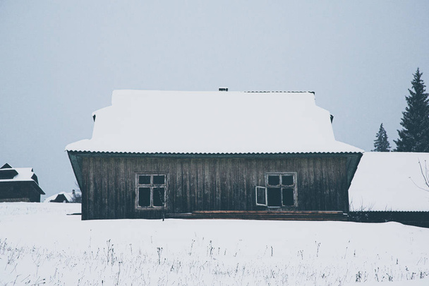 Panorama du village dans les montagnes d'hiver couvertes de neige. Paysage hivernal. Le concept de liberté et de solitude
. - Photo, image