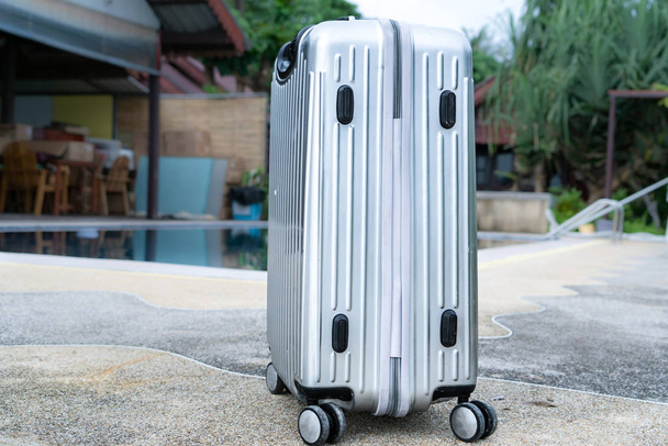 Серебряный дорожный багаж готов для летнего пляжа и бассейна
 - Фото, изображение