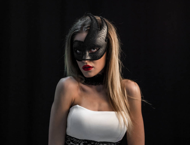 Mulher mística em máscara
 - Foto, Imagem
