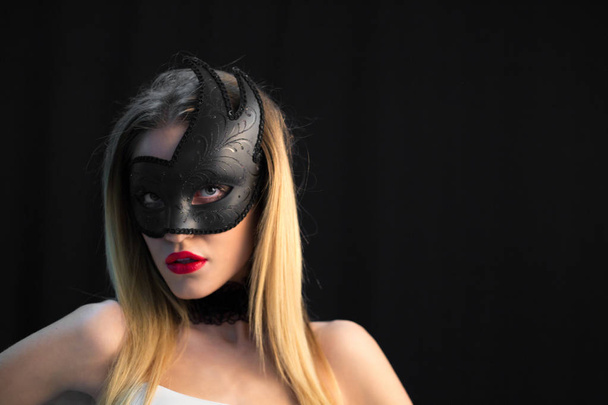 Mystische Frau in Maske - Foto, Bild