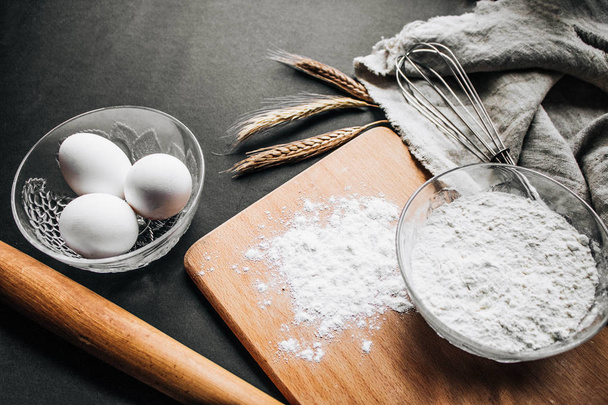 Eieren, tarwe oren en snijplank - samenstelling fir bakken recept sjabloon - Foto, afbeelding