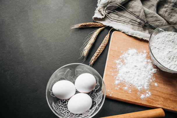 Huevos, espigas de trigo y tabla de cortar - plantilla de receta de hornear abeto composición
 - Foto, imagen